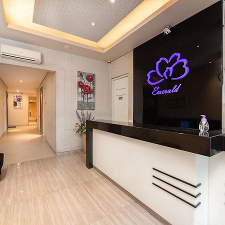 Life Emerald Hotel Surabaya Dış mekan fotoğraf