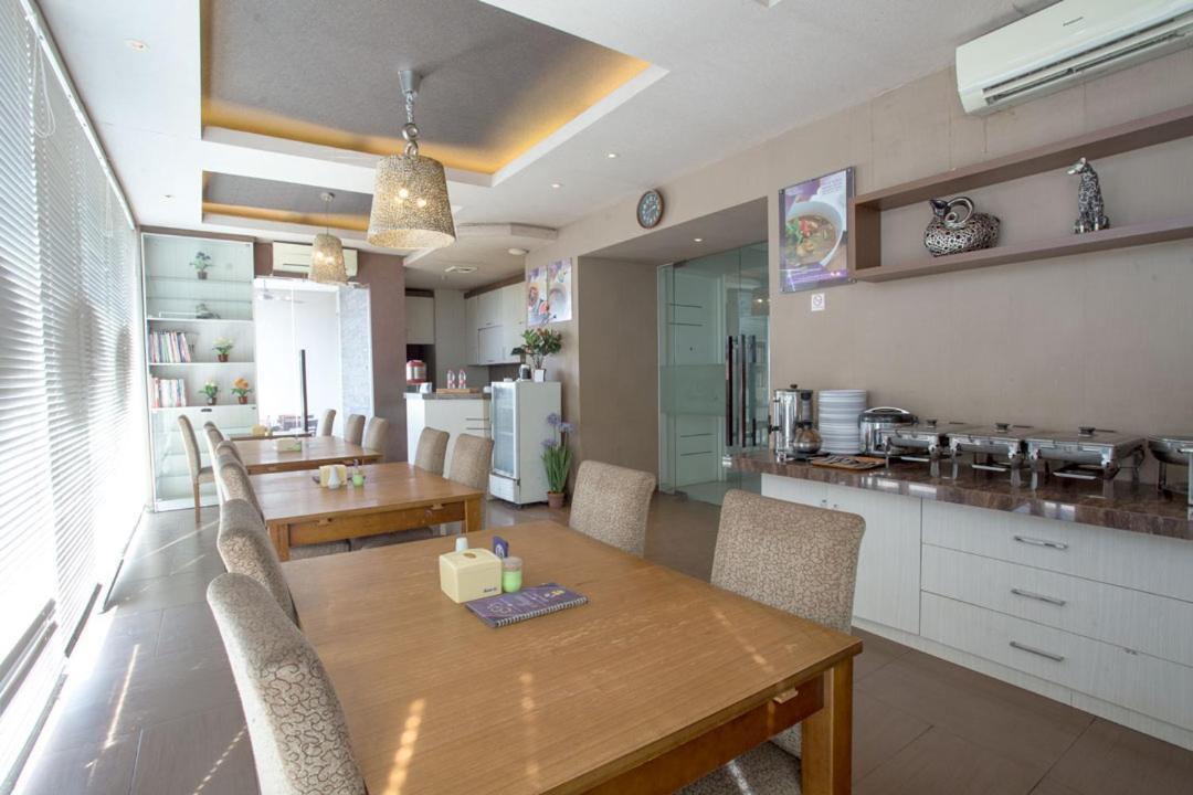 Life Emerald Hotel Surabaya Dış mekan fotoğraf